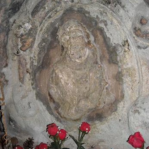la statua scolpita nella grotta